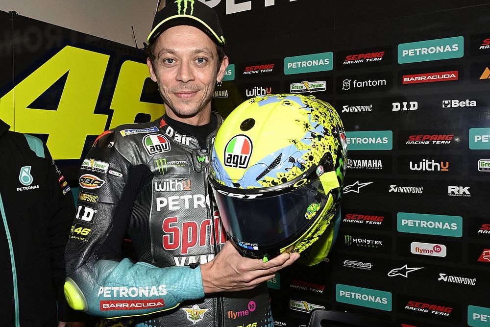 Rossi destapa su último casco especial en Misano