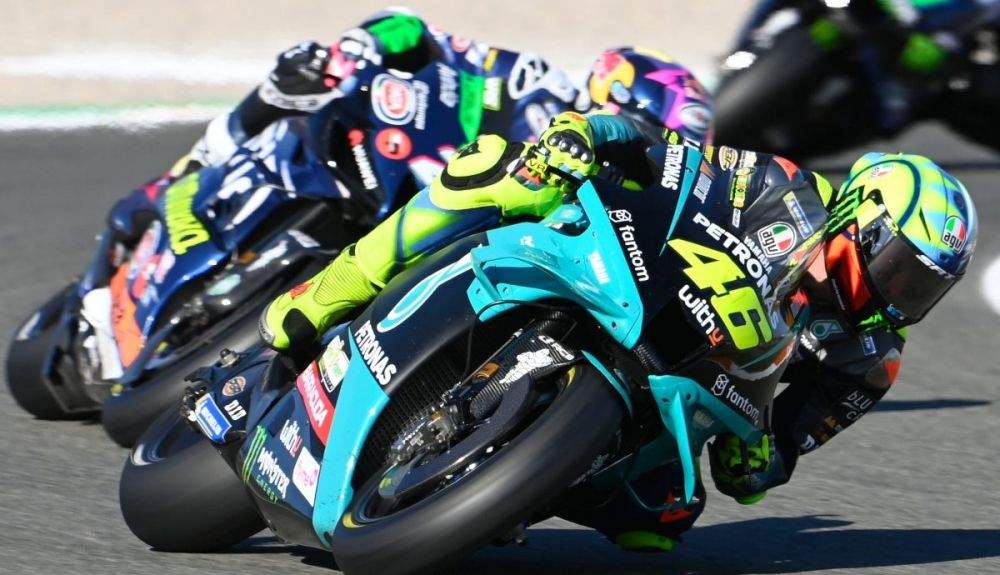 Valentino Rossi sobre su moto y mostrando algunos de sus logos. Fuente: GoldandGoose